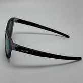 عینک آفتابی اوکلی سبک OAKLEY فریم طوسی عدسی هفت رنگ کد 2435