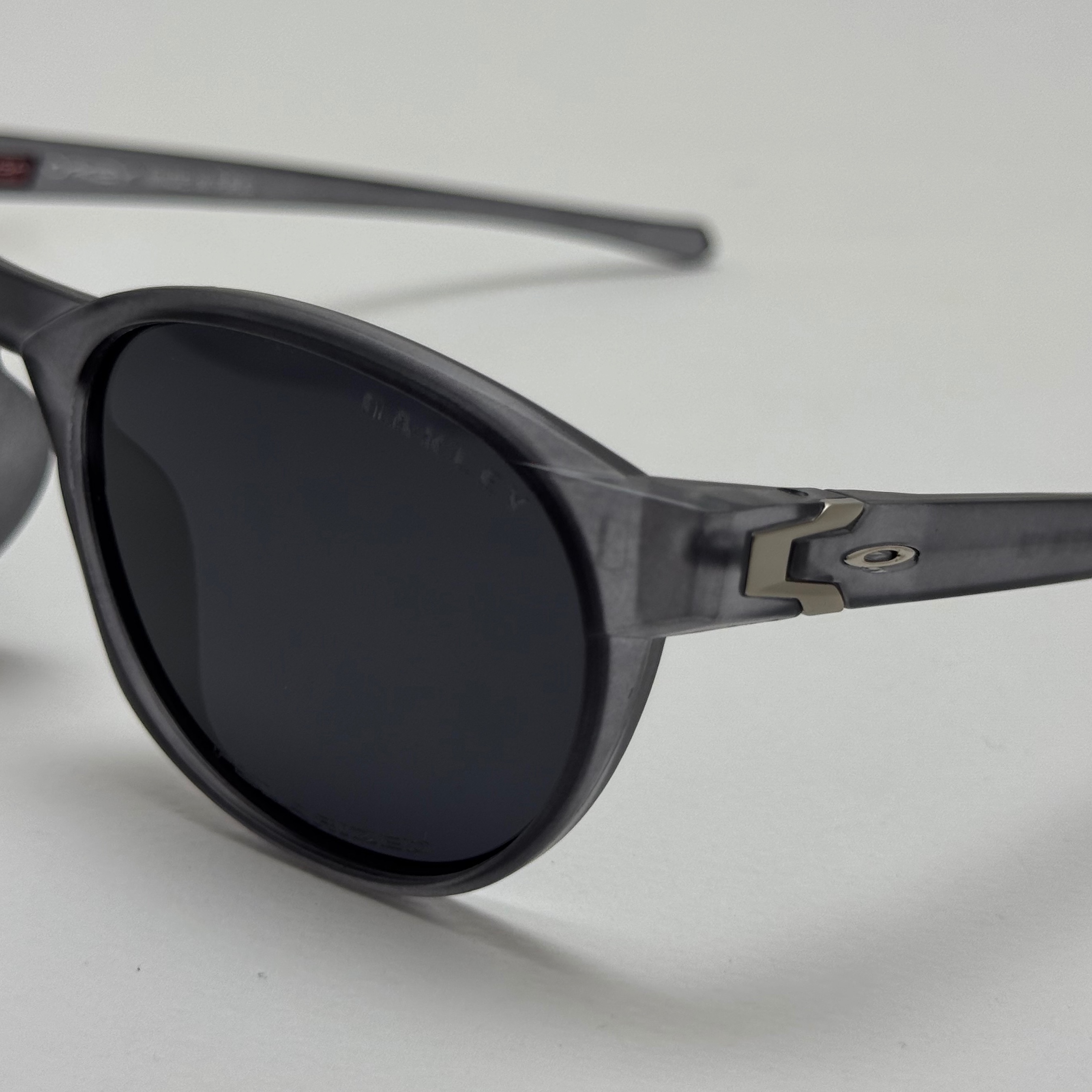 عینک آفتابی پلاریزه اوکلی Oakley طوسی عدسی مشکی گرد کد TO4910