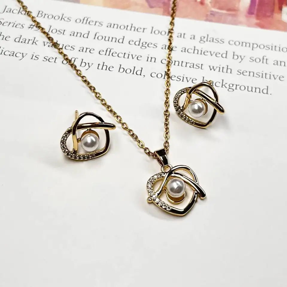 نیم ست آویز گردنبند و گوشواره زنانه جواهری طرح قلب تک مروارید نگین کاری ضد حساسیت رنگ ثابت کد atk (پس کرایه)