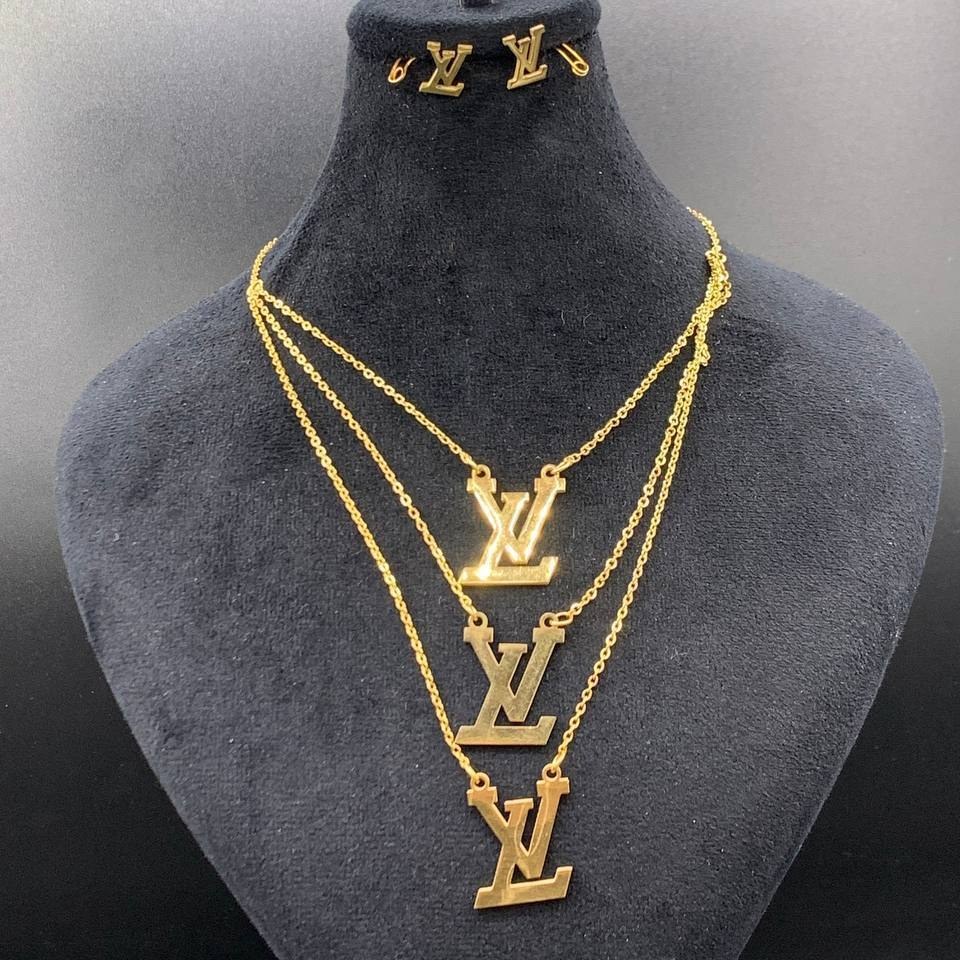 نیم ست گردنبند سه لاین و گوشواره زنانه مینیمال طرح پروانه رنگ کاملا ثابت کد zel (پس کرایه)
