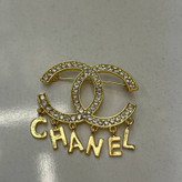 گل سینه نگین جواهری مدل شنل Chanel تنوع طرح رنگ کاملا ثابت کد bn (پس کرایه)