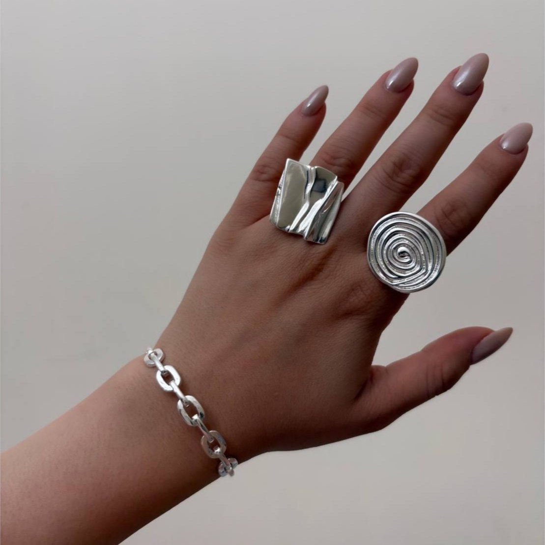 دستبند بنگل زنجیری و انگشتر آبکاری نقره طرح مینیمال رنگ کاملا ثابت کد gy (پس کرایه) (پس کرایه)