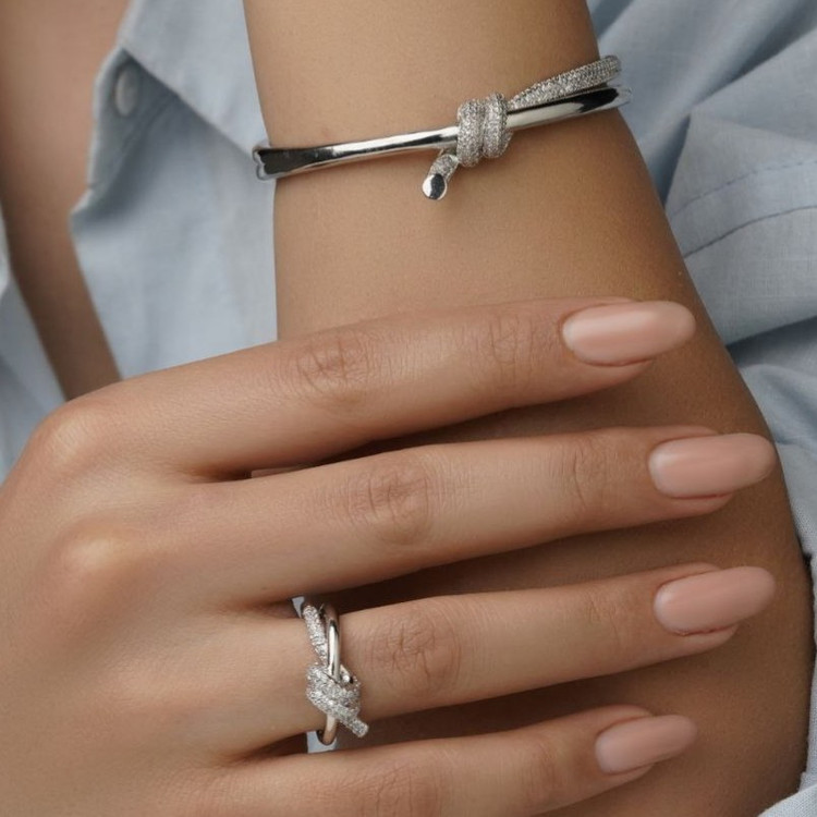 ست دستبند و انگشتر طرح ونکلیف دورتادور نگین کاری شده در تنوع طرح رنگ کاملا ثابت کد bn (پس کرایه)