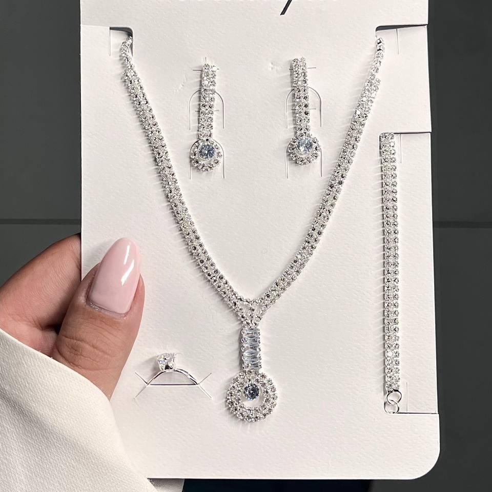 ست کامل گردنبند و دستبند و گوشواره و انگشتر طرح جواهری زنانه طرح فول نگین رنگ ثابت کد tk (پس کرایه)