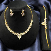 نیم ست گردنبند و دستبند و گوشواره طرح جواهری زنانه طرح گل نگین رنگ ثابت کد sm (پس کرایه)