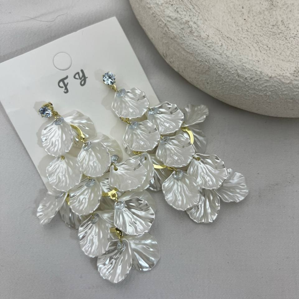گوشواره آبکاری نقره طرح بهاری سه گل تنوع طرح رنگ ثابت کد tj (پس کرایه)