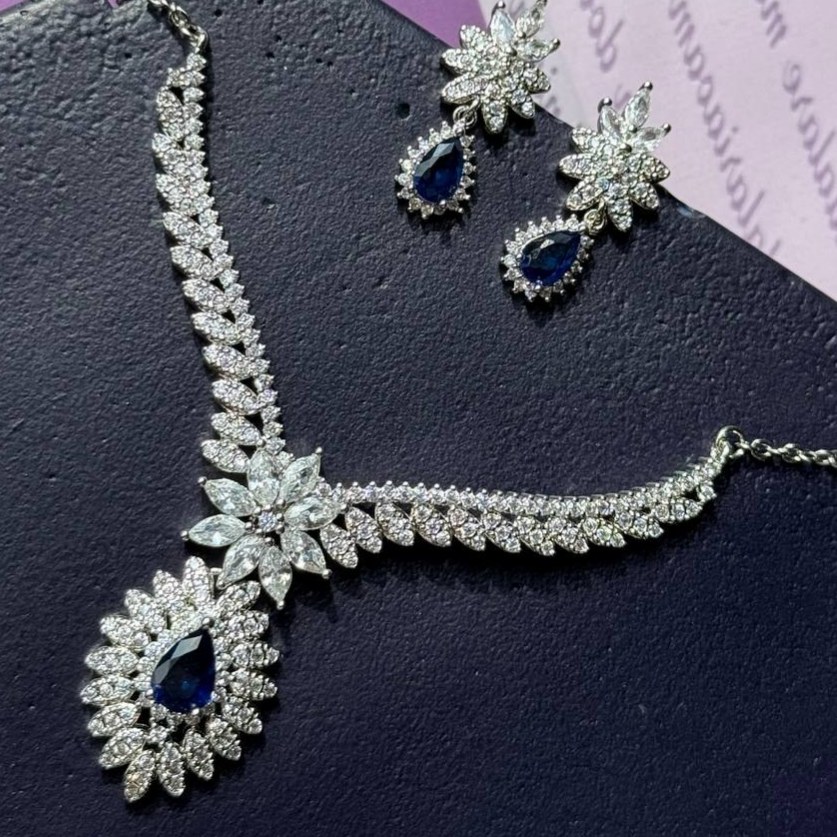 نیم ست گردنبند و گوشواره طرح جواهری زنانه طرح گل هفتی فول نگین مجلسی رنگ ثابت کد sm
