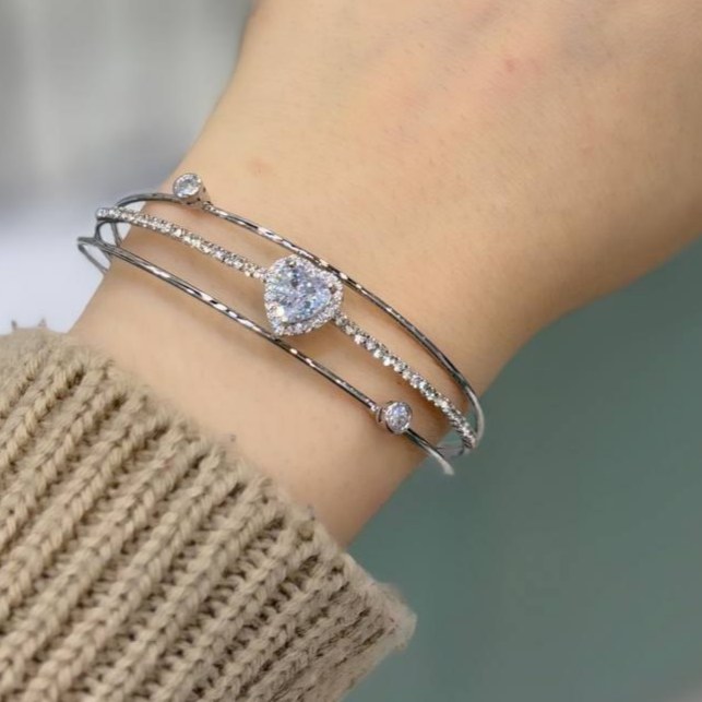 دستبند النگویی و بنگل زنانه طرح جواهری طرح وسط قلب دور نگین تنوع طرح رنگ ثابت کد gy