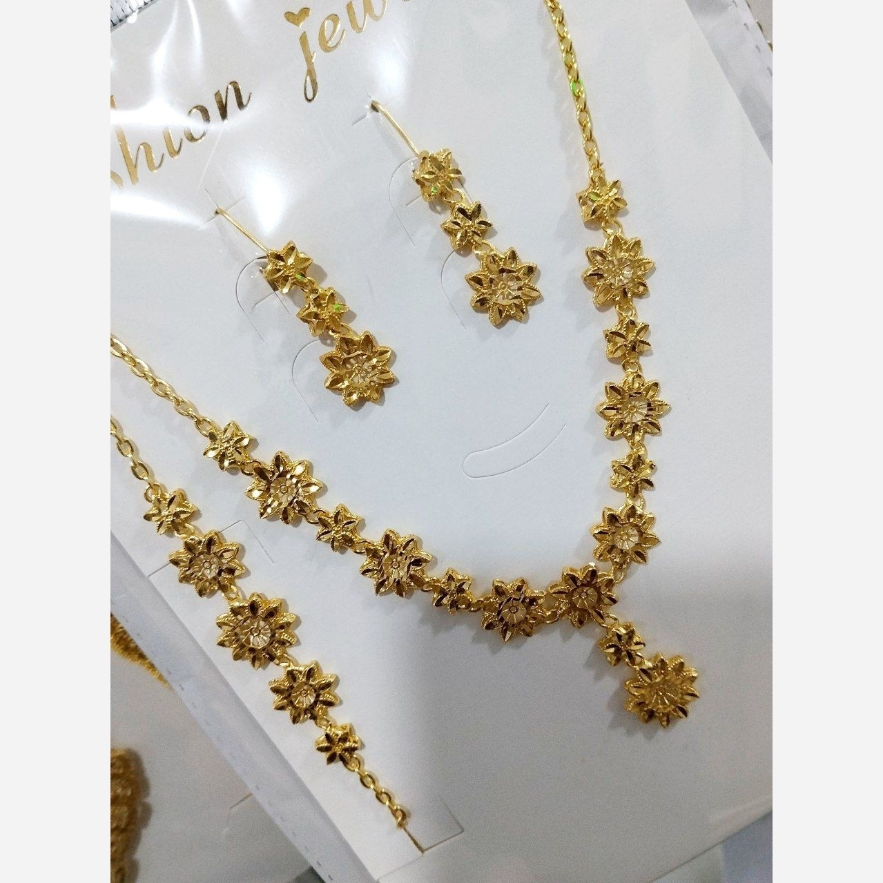 سرویس زنانه رنگ ثابت طرح طلا مشابه طلا