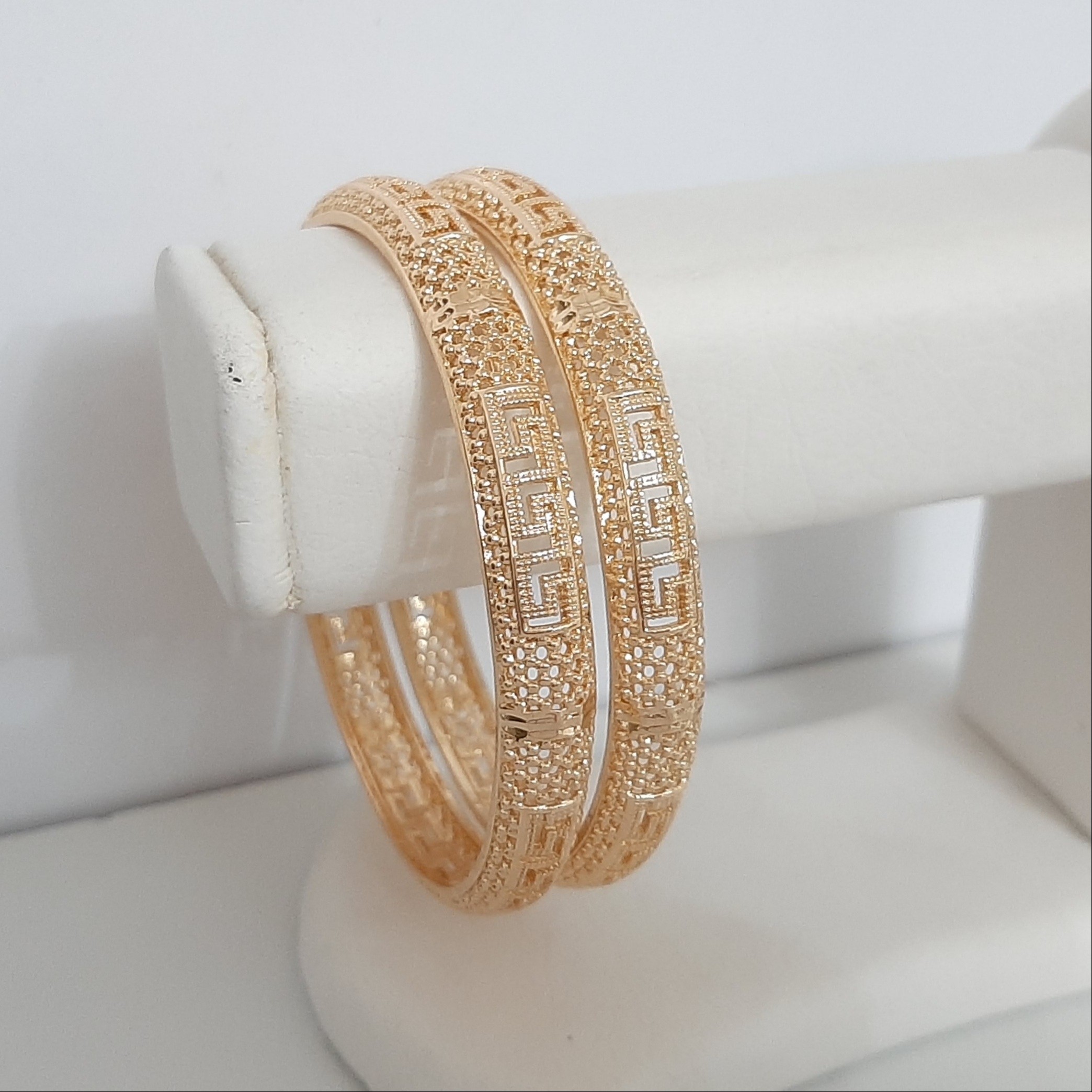 النگو اماراتی رنگ ثابت با طلا مونمیزنه دونه ای 500 تومن و مناسب استفاده روزانه ورق بزنید لطفا