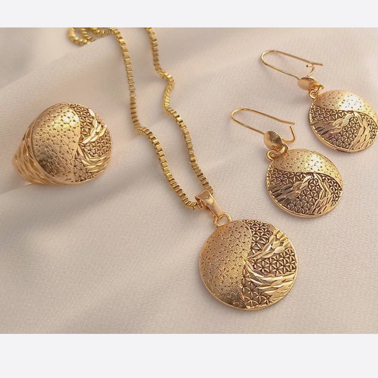 سرویس کامل طرح طلا نیمست و انگشتر و زنجیر کپی شده از ویترین طلافروشی ها ثبات رنگ بالا ارسال رایگان