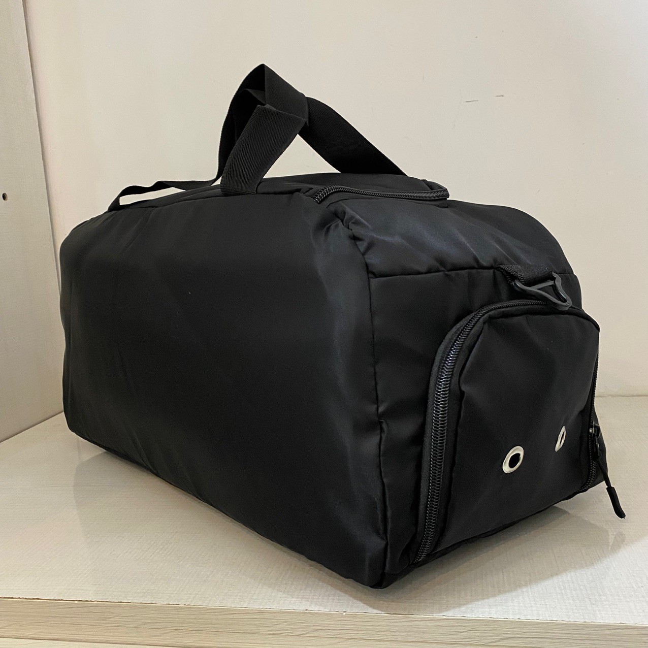 ساک ورزشی برند LACOSTE،جاکفشی دار(پس کرایه)