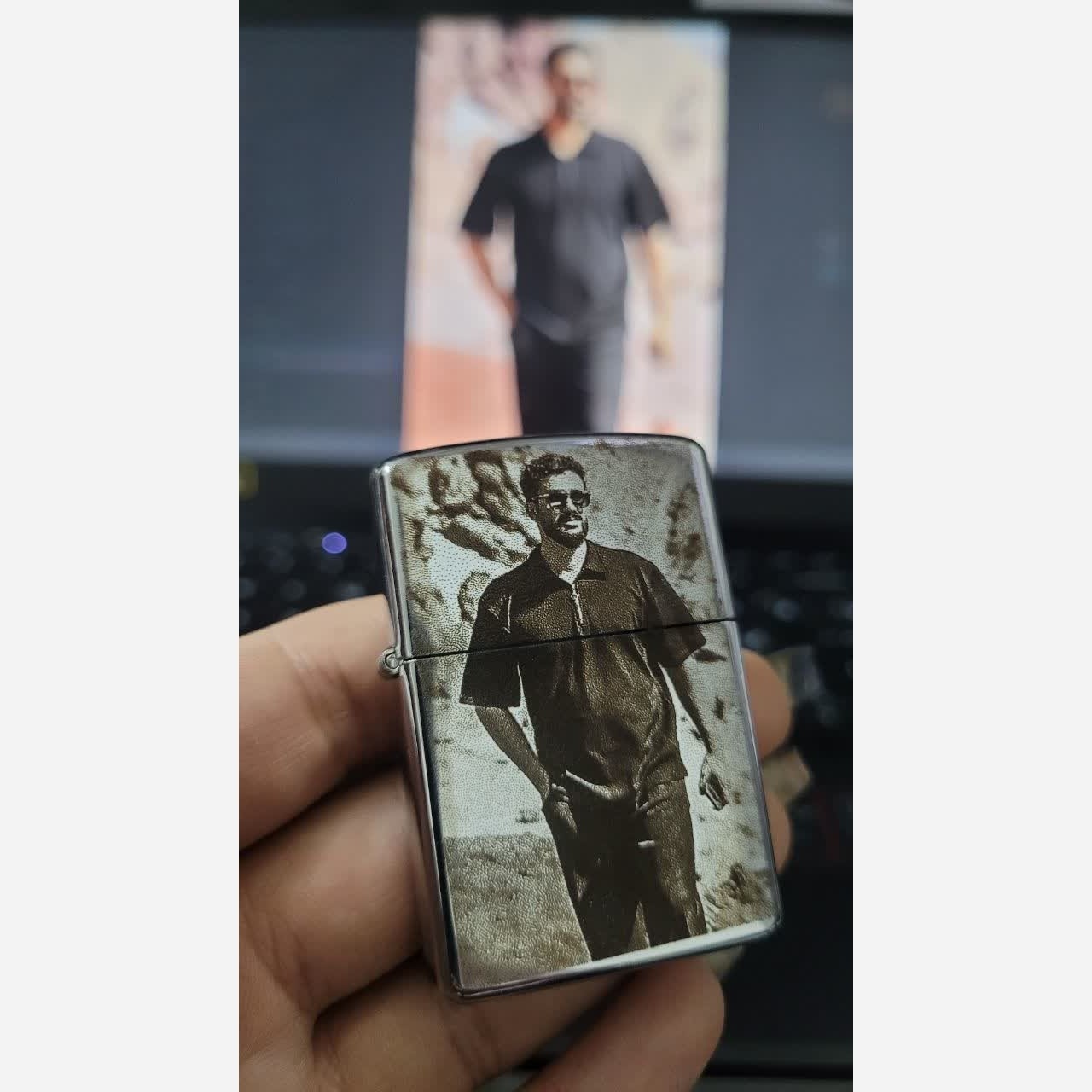 فندک بنزینی با حک عکس و متن جنس استیل رنگ ثابت در دو رنگ مشکی و نقره ای