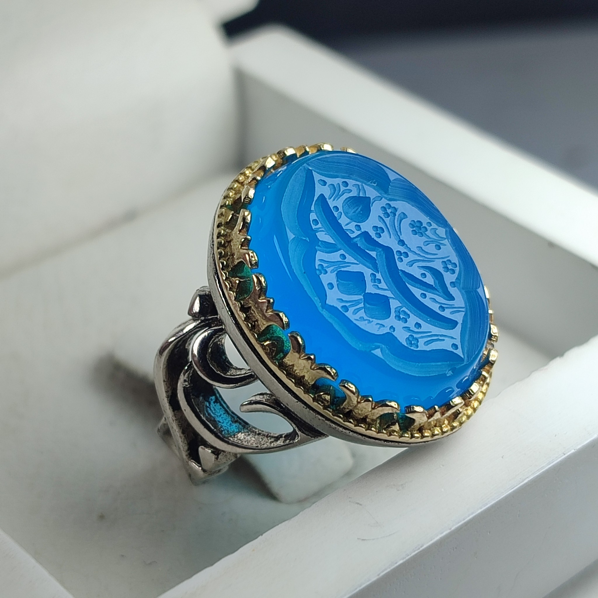 انگشتر نقره با سنگ عقیق آبی با حکاکی یاحسین علیه السلام با رکاب عالی و تاج برنجی