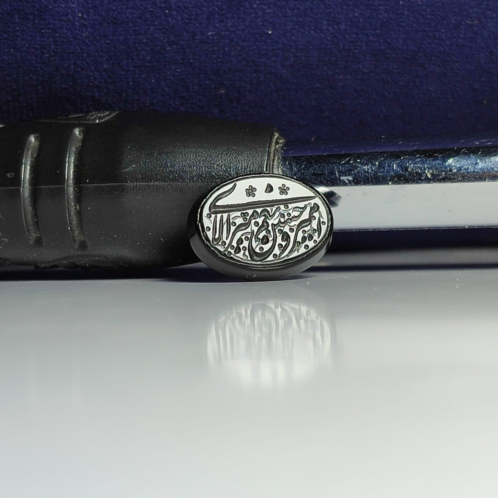نگین عقیق مشکی با حکاکی امیری حسین و عبارت "ونعم الامیر" کد 1