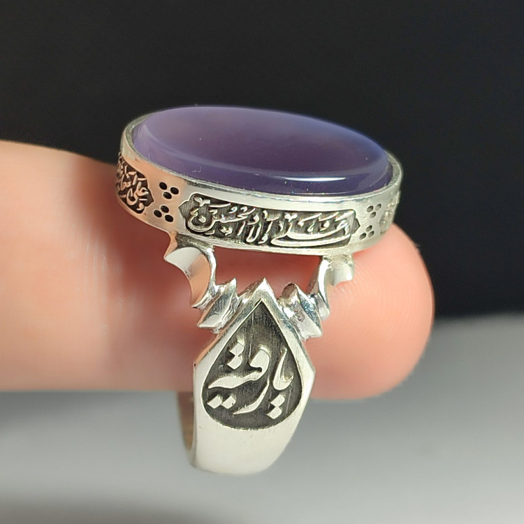 انگشتر نقره باسنگ عقیق سوسنی ذکر روی رکاب (چهار سلام زیارت عاشورا) ذکر بغل رکاب (یارقیه) و (یازینب) کد 2331