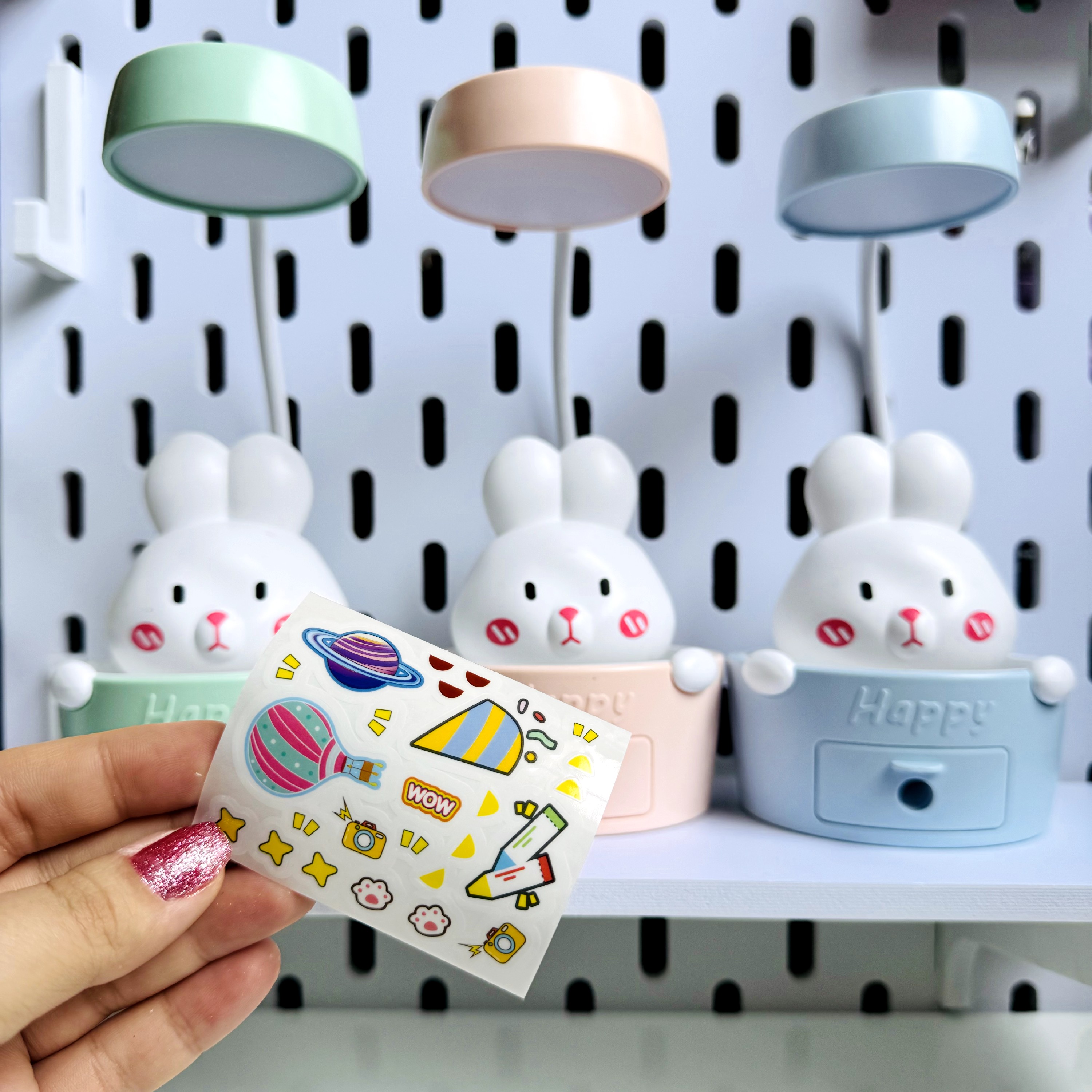 چراغ خواب و چراغ مطالعه خرگوشی صورتی سه حالته نور همراه قلم تراش مخزن دار رومیزی و استیکر شفاف تزئین دکوری