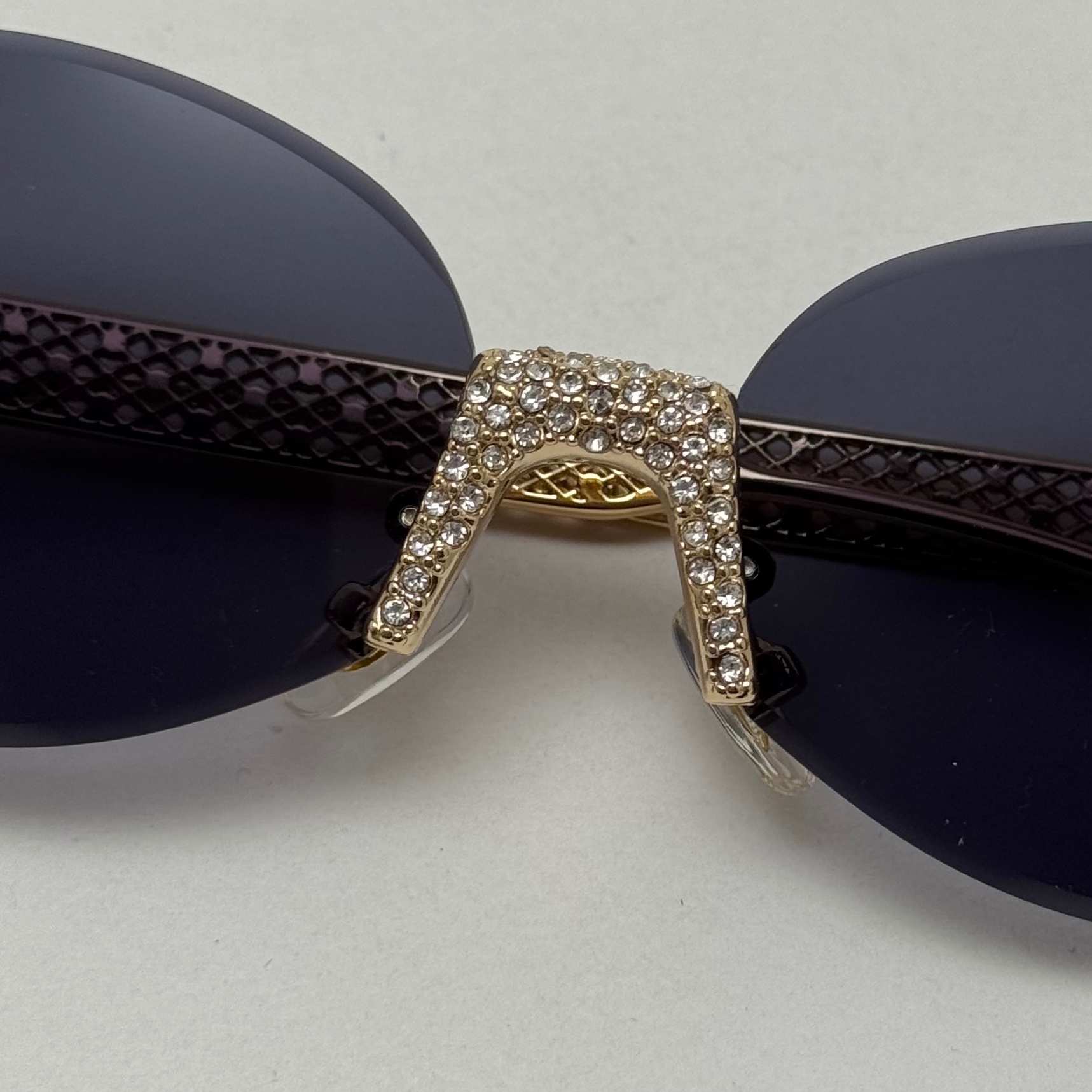 عینک آفتابی زنانه فندی Fendi فریم لس بیضی مدل Oval Frame Diamond Style نگین کاری شده کیفیت مستر مشکی طلایی (ارسال