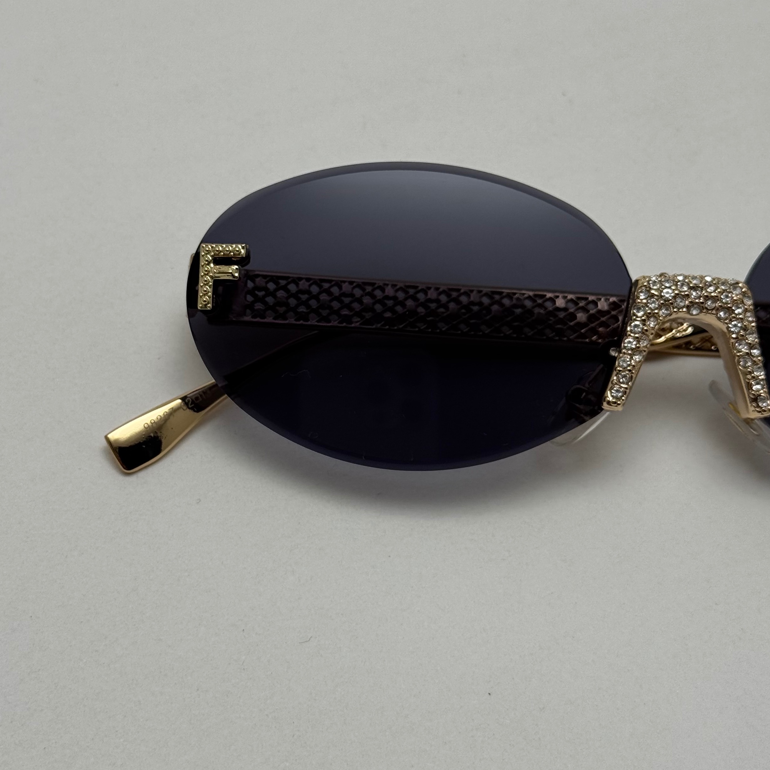 عینک آفتابی زنانه فندی Fendi فریم لس بیضی مدل Oval Frame Diamond Style نگین کاری شده کیفیت مستر مشکی طلایی (ارسال