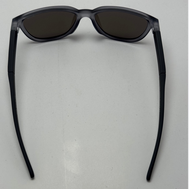 عینک آفتابی اوکلی سبک OAKLEY طوسی عدسی آبی آیینه ای کد 2435 (ارسال رایگان)